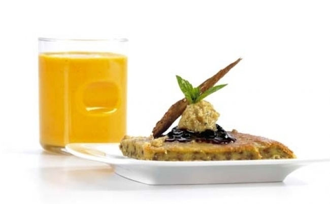 Panqueques con mermelada de sauco y leche de soya con lúcuma
